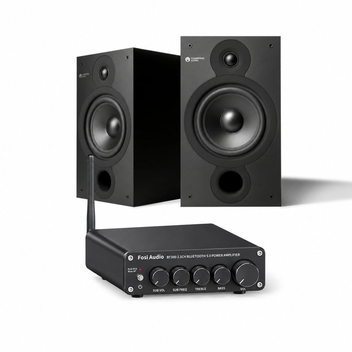 Parlantes bookshelf Cambridge Audio SX60 negros con puerto frontal y amplificador Fosi Audio BT30D con antena Bluetooth