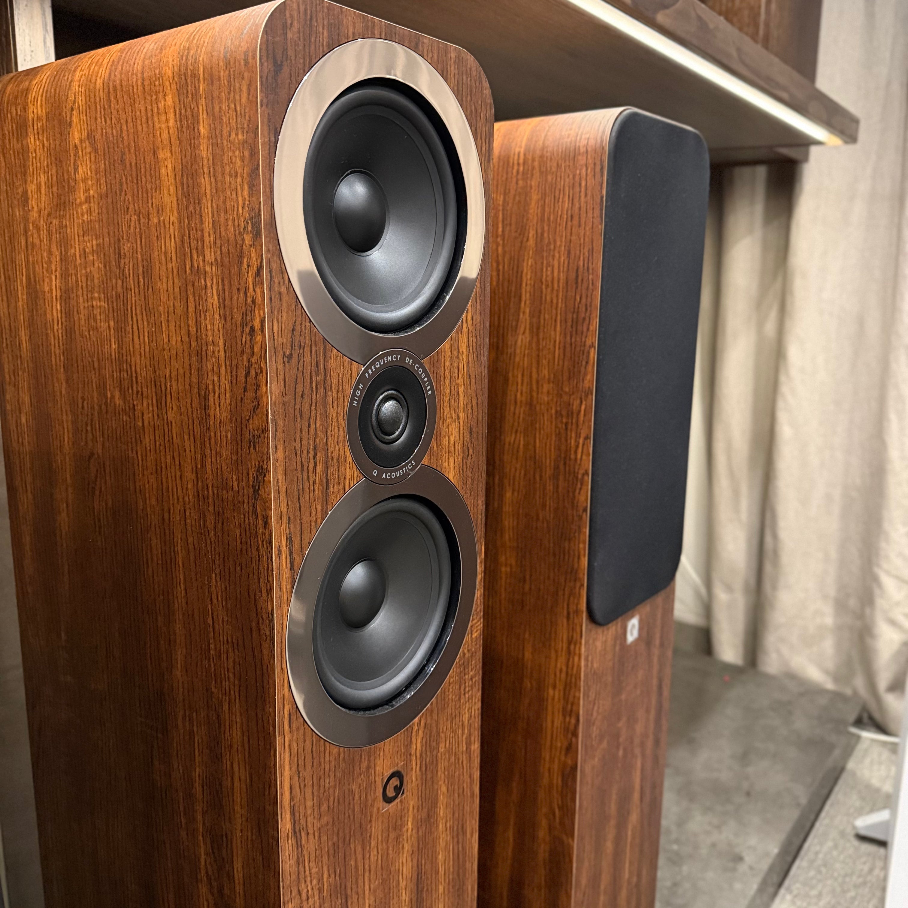 (USADOS) Parlantes Columnas Q3050i Q Acoustics (PAR)